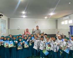 The students are enjoying learning English with a Native