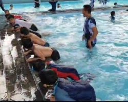 Siswa mengikuti kegiatan ekskul Renang