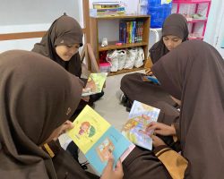 Meningkatkan kemampuan literasi dengan banyak membaca